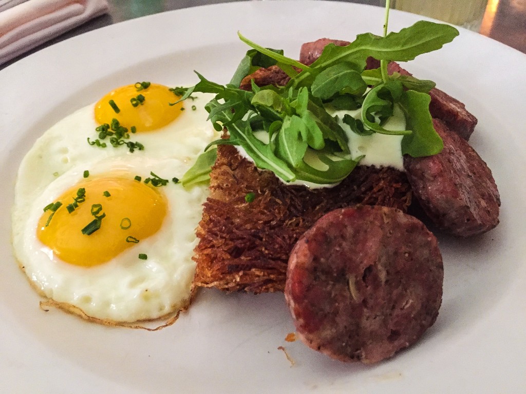 Saucisson a L'ail - pork and garlic sausage, fried egg, hashbrowns, crème fraiche and arugula