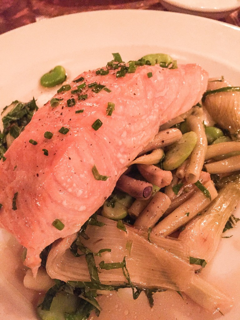 Salmone con le fave e menta slow roasted salmon with yellow beans, favas & spring onions .  .  .  .   28