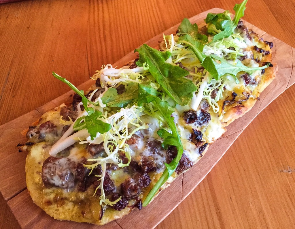 CARNE COCA (Flatbread) short ribs, caramelized onion, manchego, baby arugula  